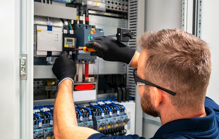 Specjalista przy instalacji elektrycznej
